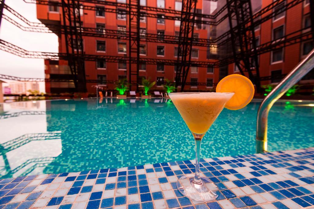 The Orchid Hotel Hinjewadi Pune Extérieur photo The swimming pool at the hotel
