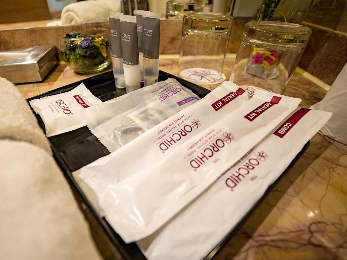 The Orchid Hotel Hinjewadi Pune Extérieur photo A tray of amenities in a hotel bathroom