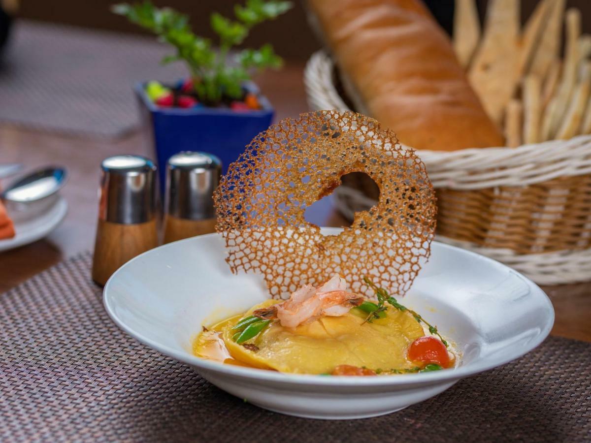 The Orchid Hotel Hinjewadi Pune Extérieur photo A prawn and mango salad