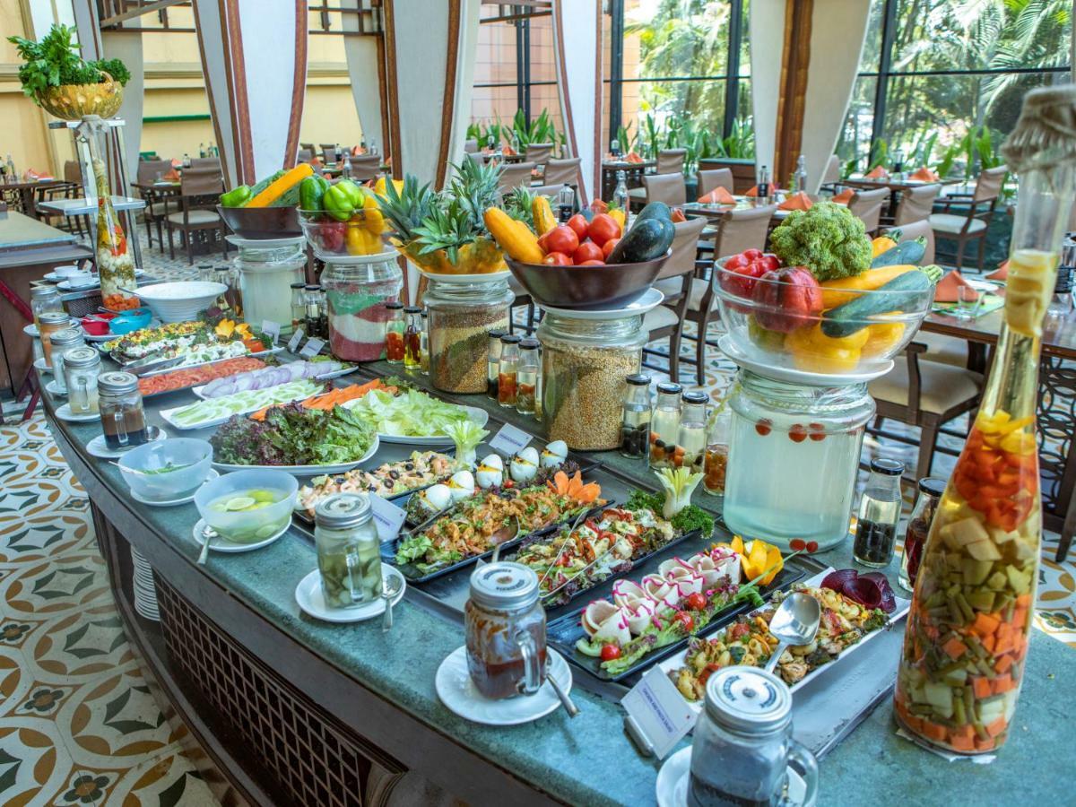 The Orchid Hotel Hinjewadi Pune Extérieur photo A salad bar