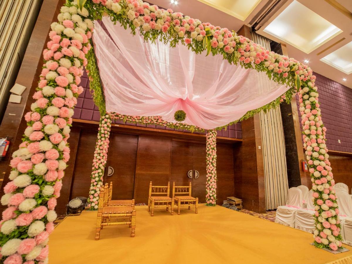 The Orchid Hotel Hinjewadi Pune Extérieur photo A decorated mandap