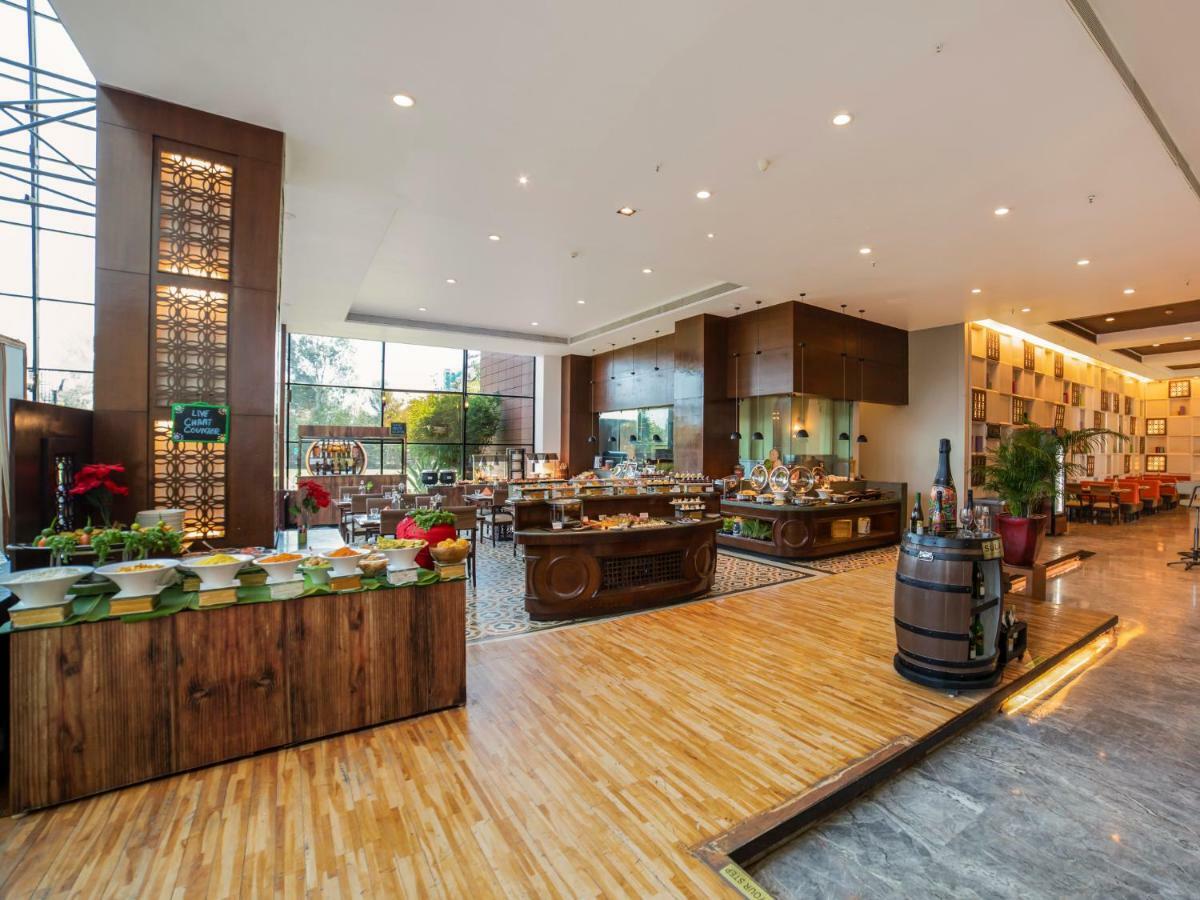 The Orchid Hotel Hinjewadi Pune Extérieur photo The restaurant