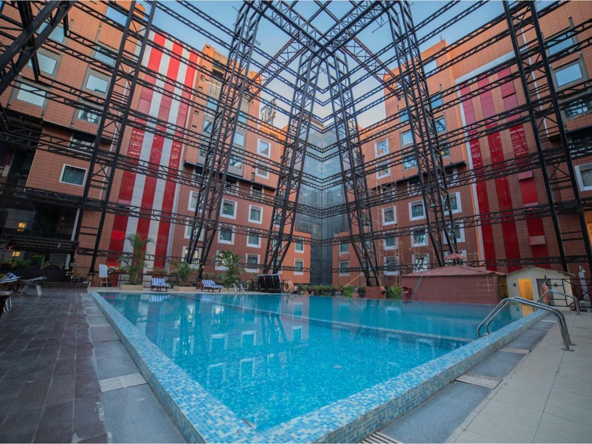 The Orchid Hotel Hinjewadi Pune Extérieur photo Swimming pool at the University